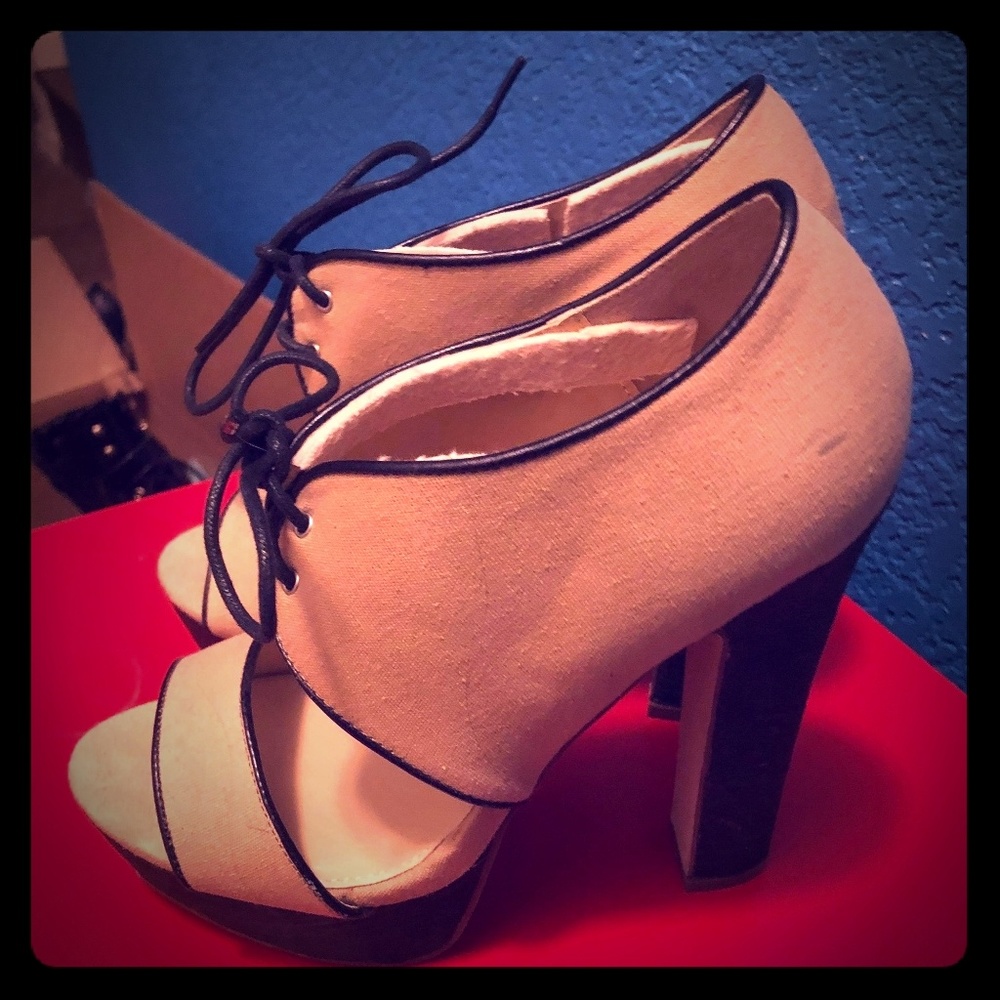Leila Stone platforms